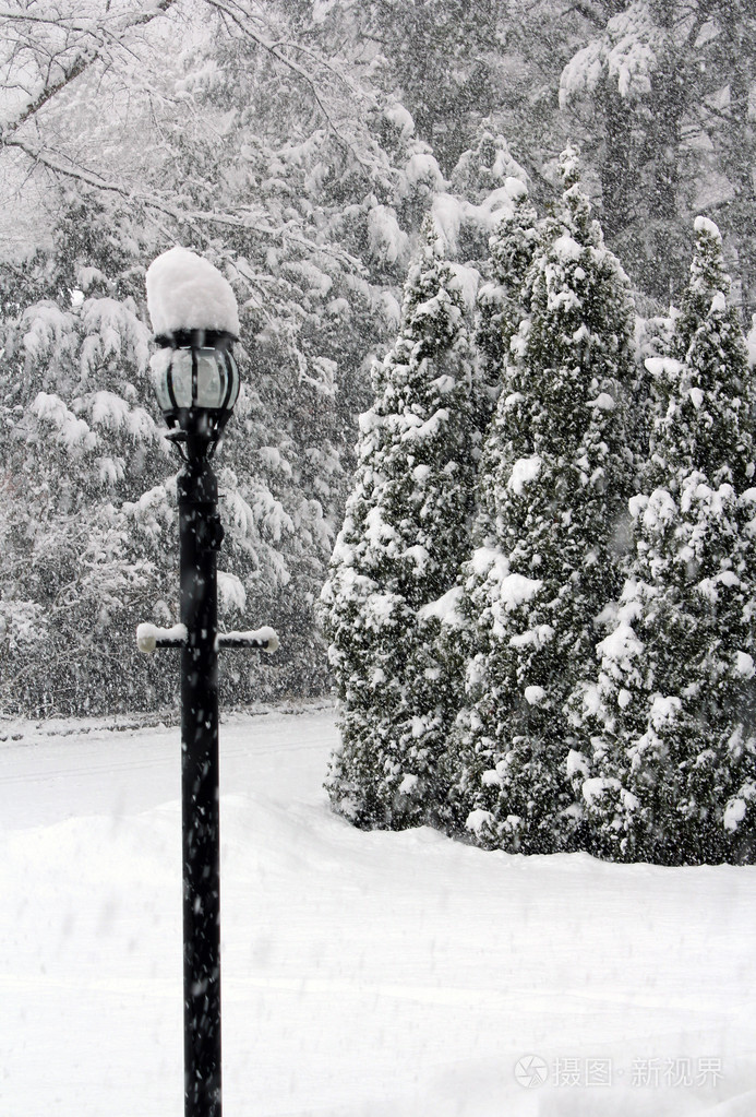 一个下雪天的户外灯开机