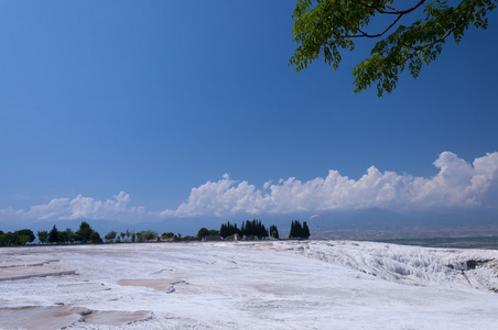 天然洞石池和梯田在伊斯坦堡，土耳其