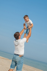 父亲和儿子在海滩上玩