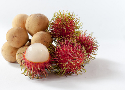 红毛丹和落是水果南部亚洲风味甜。白色背景上孤立