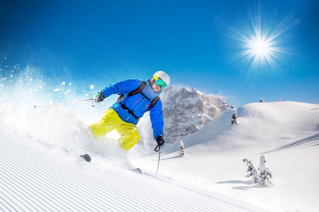 在高山滑雪下坡滑雪者