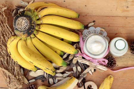 成熟的香蕉和牛奶冰沙香蕉图片