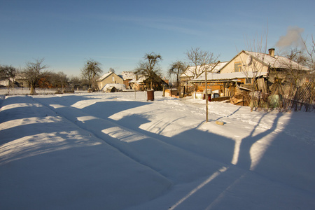 冬天村庄在雪中
