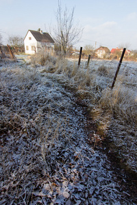 村庄里的房子的冬季景观
