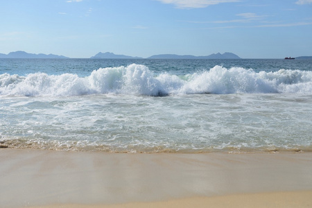 在海洋上冲浪