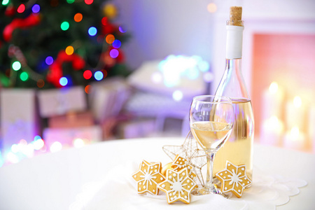 酒瓶和酒杯的酒与圣诞装饰丰富多彩的散景灯背景