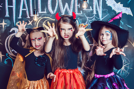 男孩穿上万圣节服装图片