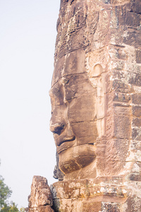 在古代巴戎寺吴哥城，柬埔寨石像的脸