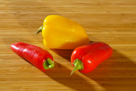 红色和黄色小辣椒