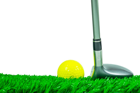 高尔夫球球和球道木头在草地上