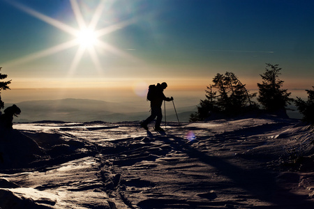 在日落时分到达山顶滑雪