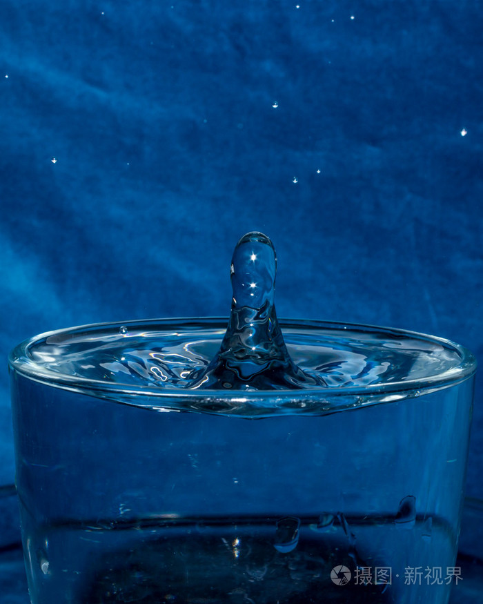异想天开溅起的水珠落入一杯水