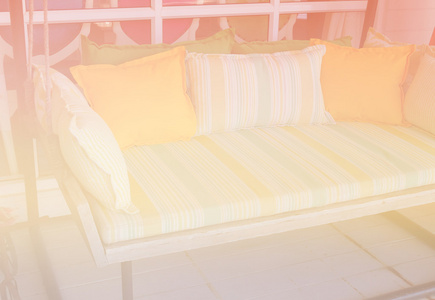 带彩色滤光片和柔和焦点的露台上的布艺沙发