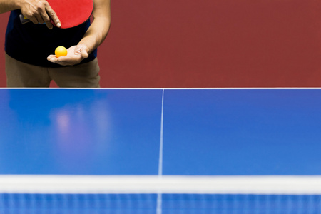 乒乓球比赛发球的运动员图片