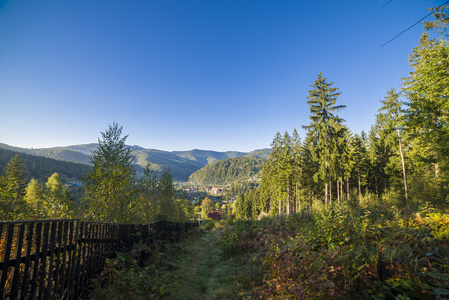 在清晨天空与云彩山风景