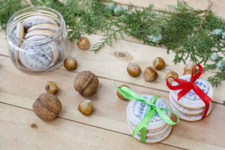 圣诞节饼干，缎带，苹果，坚果，圆锥，肉桂，肉桂