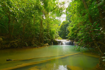 爱侣湾瀑布，在国家公园，Kranchanaburi，泰国