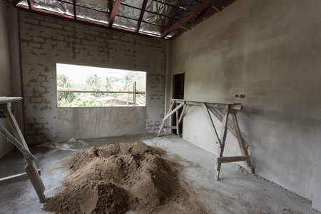 住宅建筑施工现场的水泥混凝土墙