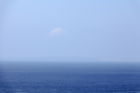 蓝色的天空和大海地平线背景