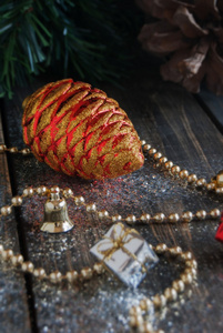 圣诞装饰品在背景上的树木和视锥细胞