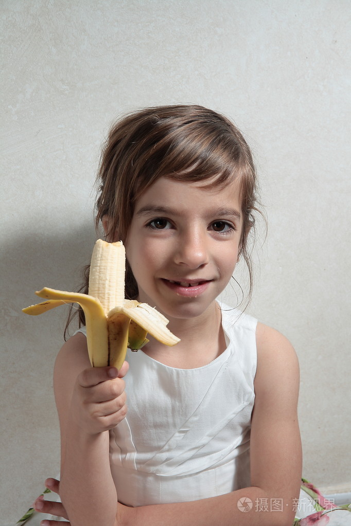 女孩吃香蕉吃点零食