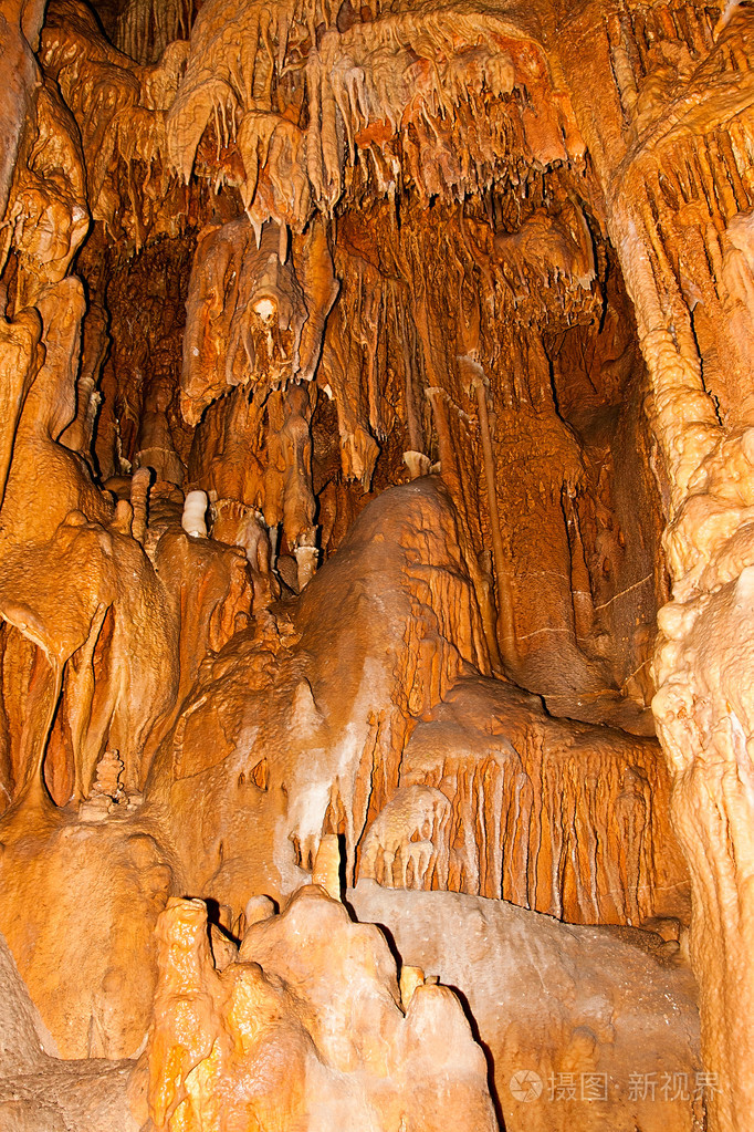 undergrou在墙上的石钟乳和石笋的形成