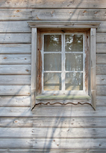 木墙上的旧窗户