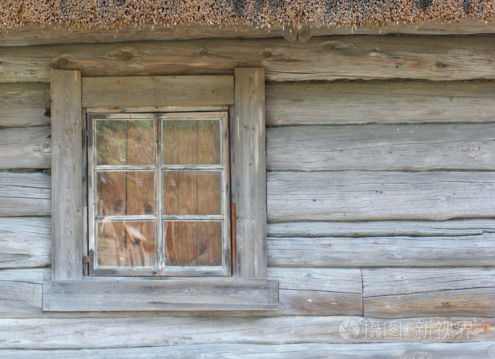 木墙上的旧窗户
