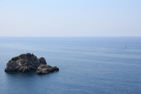 蓝色的天空和大海地平线与小岛屿国家和帆船游艇