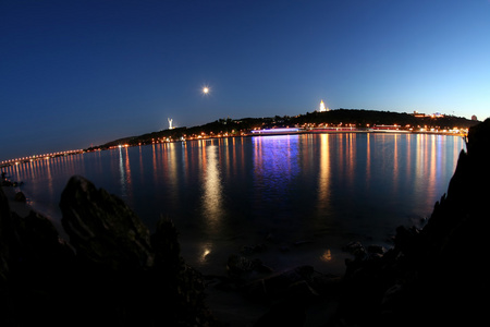 反映在河里的彩色夜间照明图片