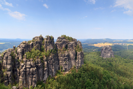 与组岩石 Schrammsteine 和法尔从观赏点在撒克逊瑞士看全景