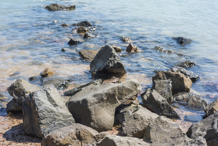 海滩岸边岩石特写镜头