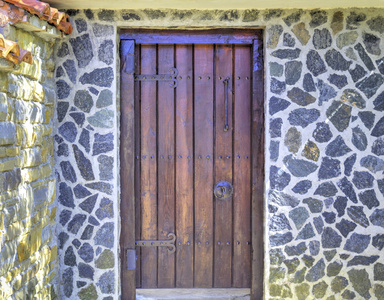 时尚的木质门在石墙上