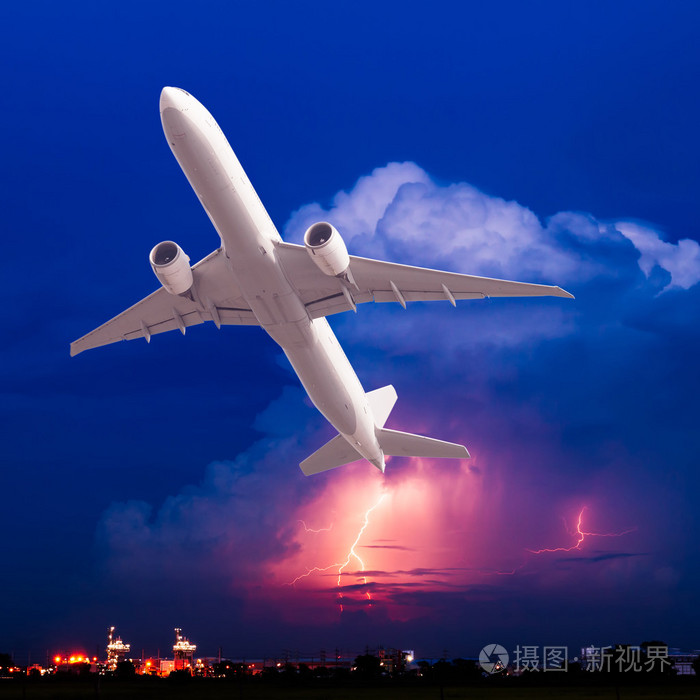 商业飞机飞行与云和雷雨酒泉