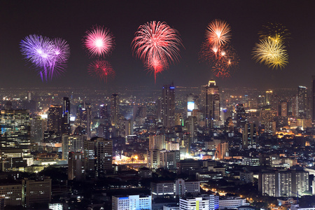 晚上在曼谷市容庆祝的烟花