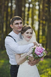 新婚夫妇拥抱森林 3964 背景资料