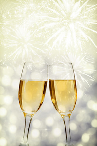 用香槟和烟花庆祝新的一年