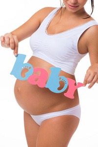 怀孕。做了母亲。蓝色和粉红色的文本婴儿在孕妇的肚子上。双胞胎，男孩还是女孩