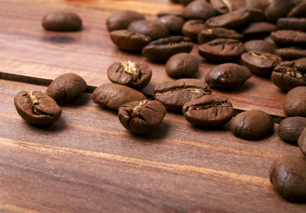 咖啡豆在木材的背景上