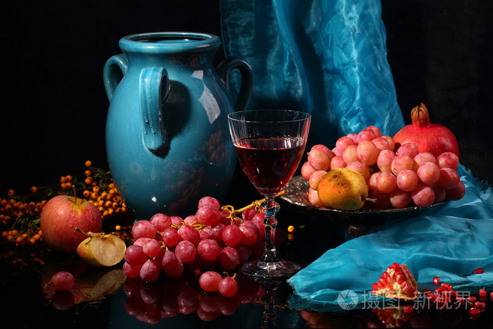 红葡萄酒在黑色的 bac 上提交了水果和深蓝色的水罐