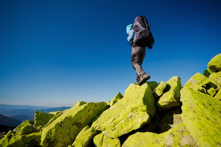 徒步旅行者行走在深山秋色照片