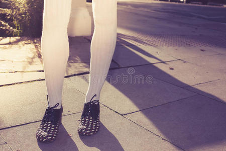 站在街上的女人的腿