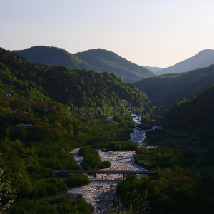 夏季的乔治亚山脉和河流