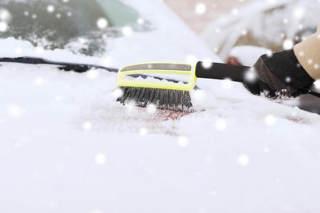 一名男子清理车上积雪的特写镜头