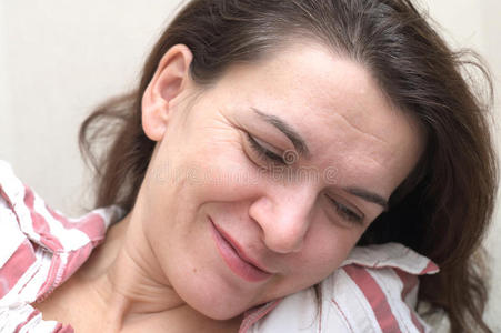 低头的女人40多岁的女人低头微笑照片