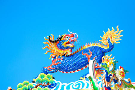 屋顶上的龙马雕像龙马神秘的中国雕塑龙马皮影戏中的白龙马龙马结构