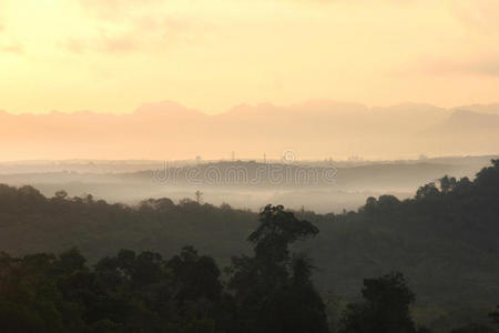 泰国素拉查尼哈索克国家公园的晨雾和山