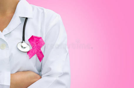 女医生带着粉红色的乳腺癌宣传丝带