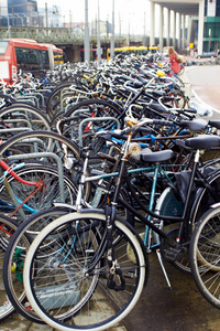阿姆斯特丹，自行车停在中央车站附近