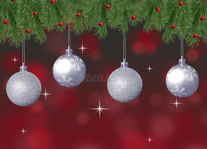 银色闪闪发光的雪花圣诞球，红色抽象背景和松枝